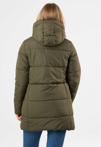Olijfgroene gewatteerde winterjas met een capuchon, voorzien van gestikte segmenten en een licht gebogen zoom. TEXTUURSTOF voor isolatie.