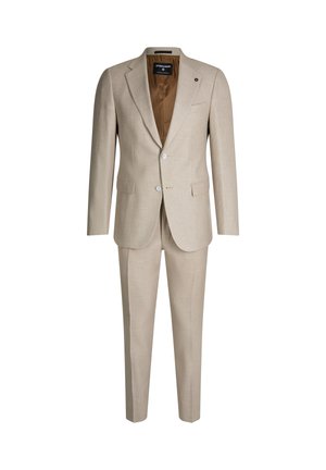 Completo beige composto da tessuto texturizzato, caratterizzato da una giacca su misura e pantaloni coordinati con chiusura a un bottone e rivestimento interno marrone.