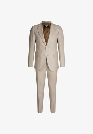 Completo beige composto da tessuto texturizzato, caratterizzato da una giacca su misura e pantaloni coordinati con chiusura a un bottone e rivestimento interno marrone.