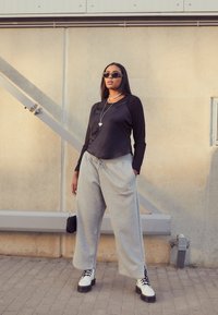Nike Sportswear PHOENIX W NSW STYLE FLC HR PANT PLUS - Pantalones deportivos - grey heather