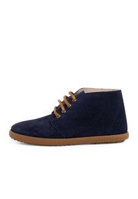 Stivaletti alla caviglia in suede blu navy con chiusura in pizzo marrone e suola in gomma. Presentano una punta arrotondata e un design minimalista.