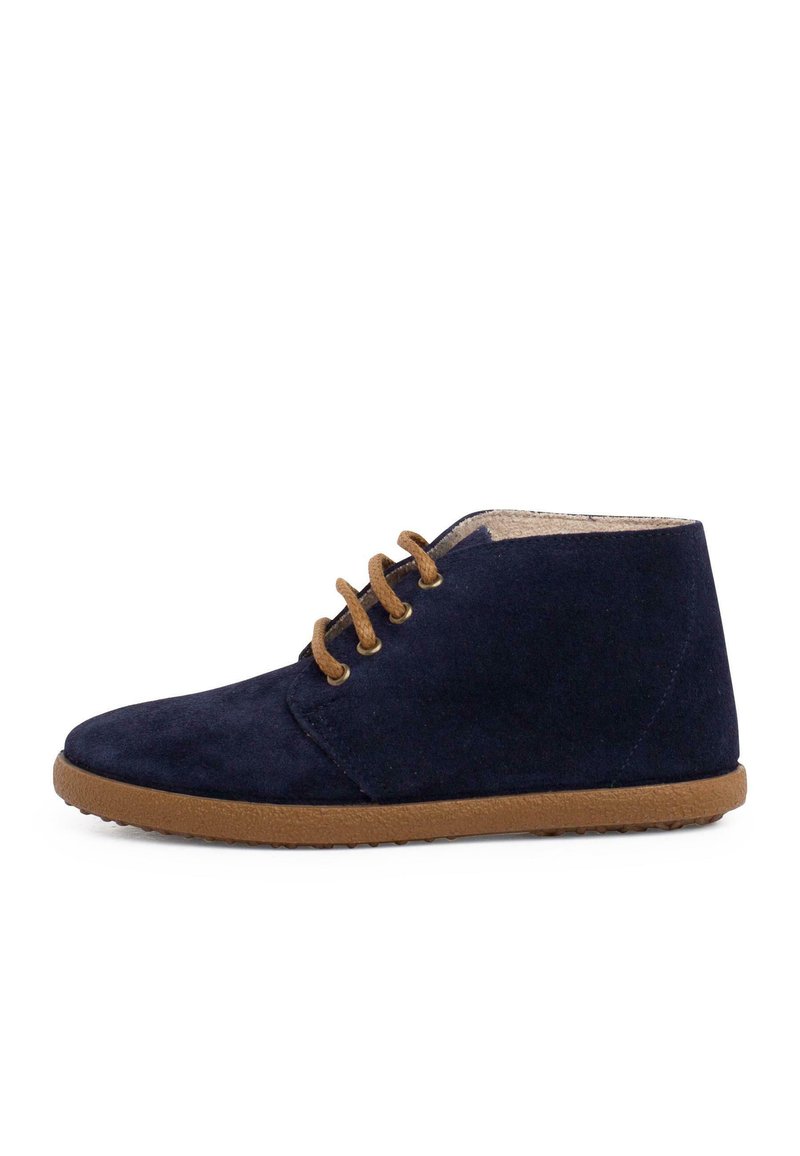 Stivaletti alla caviglia in suede blu navy con chiusura in pizzo marrone e suola in gomma. Presentano una punta arrotondata e un design minimalista.