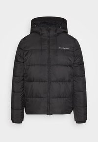 Giacca piumino nera con cappuccio, cerniera frontale, polsini elastici e pannelli cuciti; logo bianco sul petto a sinistra.