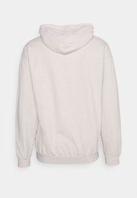Ljusbeige hoodie med dragsko i huvan, ribbade ärmmuddar och elasticitet i nederkanten. Slätt bomullsmaterial med en enkel design.