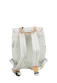 Zaino in tessuto grigio chiaro con dettagli in pelle beige, spallacci grigi regolabili e una maniglia superiore per il trasporto. Presenta un design rettangolare.