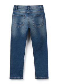 Vaqueros de denim azul con un diseño clásico de cinco bolsillos. Presentan un corte recto, un ligero desvanecimiento y una cinturilla cosida con trabillas para el cinturón.