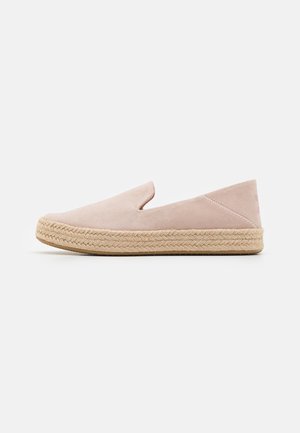 Světle růžové sukně slip-on espadrilky s tkanou jutu podešví. Disponují hladkým svrškem a zaoblenou špičkou. Minimalistický design.