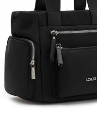 Borsa a mano nera in nylon con due manici superiori, dotata di molteplici tasche con zip e un logo. Texture liscia con dettagli eleganti.