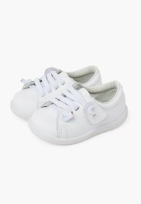 Sneakers bianchi in pelle con design della fascia elastica, punta tonda e fodera morbida. Presentano una suola in gomma testurizzata per una migliore aderenza.