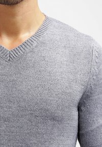 Maglione grigio a maglia con scollo a V, collo a costine e tessuto strutturato, dal design slim. Adatto da indossare a strati o per un look casual.