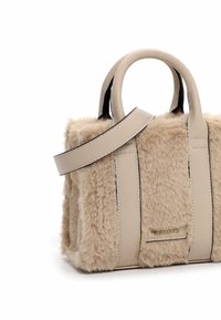 Beige handtas met een zachte faux fur body en leren accenten. Dubbele handvatten bovenaan en een afneembare schouderriem voor veelzijdig gebruik.