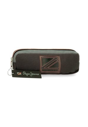 Estuche rectangular de tela oscura con cremallera, parche con el logo de Pepe Jeans y etiqueta negra adjunta con el nombre de la marca y pequeñas rayas de colores.