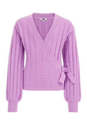 Pull cache-cœur tricoté lilas avec manches longues, poignets côtes et fermeture par nœud sur le côté, présentant un motif losange texturé.