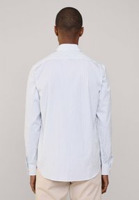 Camicia bianca con strisce verticali azzurro chiaro, maniche lunghe, polsini con bottone e orlo curvato, realizzata in tessuto tessuto. Il colletto è standard.