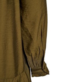 Olijfgroene shirt met een gestructureerd oppervlak, met lange mouwen, knoopmanchetten en een geplooide ruchedetail aan de onderkant.