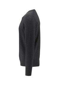 Donkergrijze gebreide trui met lange mouwen, een ronde halslijn en geribde manchetten. Kleine logo-accent op de borst. Zachte textuur.