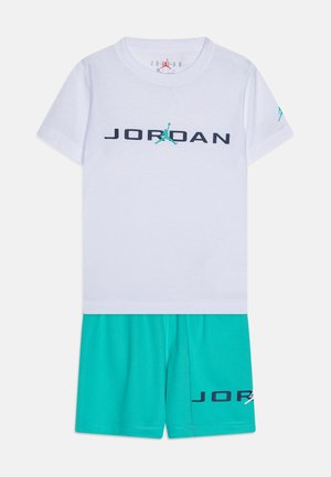 Tricou alb cu mânecă scurtă, cu text navy "JORDAN" și pantaloni scurți teal cu accente navy, confecționați dintr-un material respirabil.