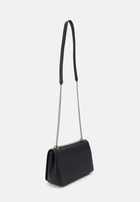 Calvin Klein Jeans SCULPTED FLAP25 DEBOSS - Taška s příčným popruhem - black