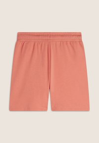 Shorts de algodón coral con cintura elástica, que presentan una textura suave y un diseño simple y minimalista sin bolsillos ni adornos.