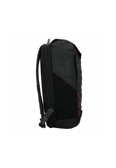 Mochila negra con un panel texturizado, acentos rojos y correas ajustables. Presenta un diseño elegante y aerodinámico con cremalleras en el lateral.