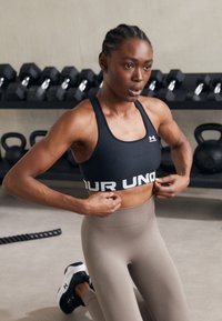 Under Armour MID BRANDED - Medium support sports bra - black/white