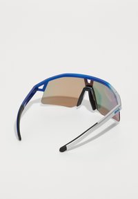 Lunettes de soleil de sport avec une monture en plastique bleue, des verres bruns miroir et des accents argent mat élégants. Présente un design angulaire unique.