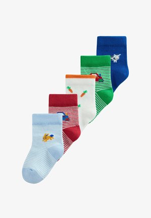 Vijf kleurrijke babysokken in blauw, rood, wit, groen en donkerblauw met patronen van dieren, wortel, tractor en koe, diagonaal gerangschikt.