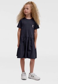 Marineblaues kurzärmeliges Kleid mit gerafftem Rock und besticktem Logo. Hergestellt aus weichem Stoff, mit rundem Ausschnitt und lockerem Sitz.