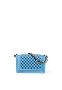Borsa a tracolla blu in gomma con texture, dotata di una tracolla a catena e dalla forma rettangolare con un motivo in rilievo sulla parte anteriore.