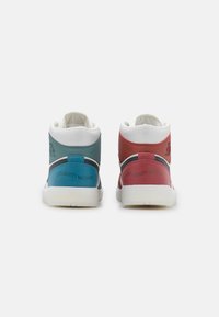 High-top sneakers met een gestructureerd lichtblauw en rood leren bovenwerk, witte accenten, gevoerde kraag en contrasterende logo-details.
