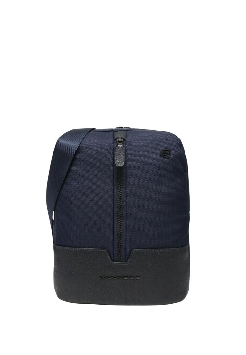 Borsa a tracolla blu navy con parte superiore in tessuto strutturato e base in pelle nera liscia; presenta una cerniera centrale e un dettaglio con il logo.