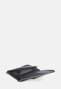 Svart läderplånbok med två fack, dragkedjestängning och ett inre med ett geometriskt mönster i dämpade färger. Texturerade accenter längs kanterna.