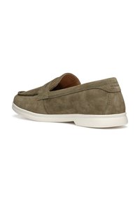 Groene nubuck instappers met een ronde neus, contrasterende witte rubberen zool en minimale stikdetails. Geperforeerde textuur over het geheel.