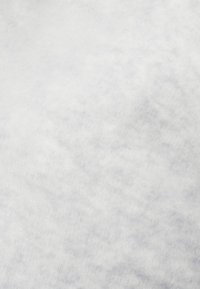 Helehall kangas pehme ja tekstuurse pinnaga, näidates õrna triibulist mustrit. Materjal tundub olevat puuvill või puuvilla segu.