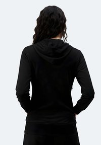 Felpa nera con cappuccio regolabile e maniche lunghe, caratterizzata da una texture liscia e un design semplice. Accentuata da polsini e orlo a coste.