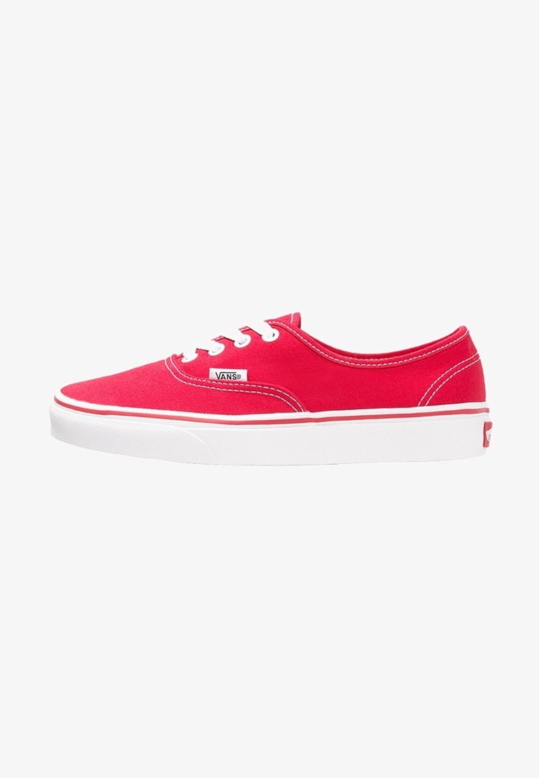 Sneaker in tela rossa con lacci bianchi, suola in gomma e cuciture a contrasto. Presenta un'etichetta con logo sul lato. Design a basso profilo.