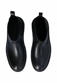 Stivali alla caviglia in pelle nera con finitura liscia, pannelli laterali elastici e linguette rinforzate per un facile indossamento. Suola in gomma piatta.