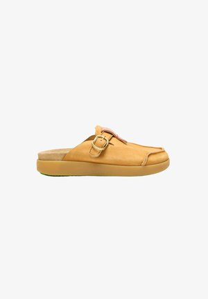 Zapato casual marrón claro tipo slip-on con suela acolchada, hebilla lateral ajustable y diseño de puntera redondeada, mostrado de lado sobre fondo blanco.