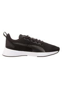 Chaussures de sport noires avec une tige en mesh, présentant un motif texturé, une semelle blanche et un détail de marque sur le côté.