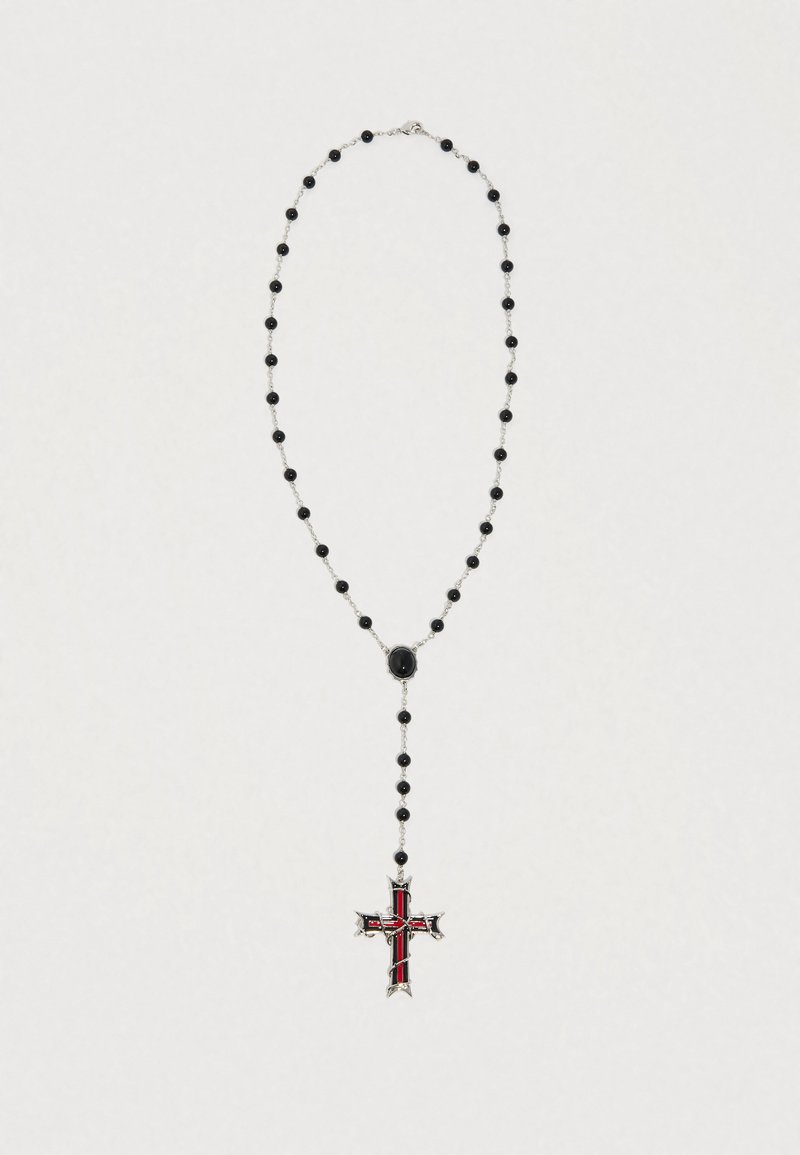 Rozariu negru cu mărgele și verigi argintii, având o cruce decorativă proeminentă împodobită cu accente roșii și un centru oval negru.