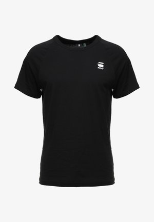 Černé tričko s krátkými rukávy a kulatým výstřihem, vyrobené z bavlny, s malým bílým logem "RAW" na levé straně hrudi.