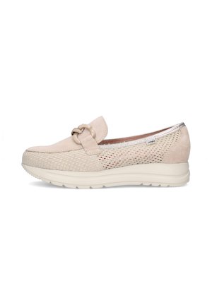Mocasín beige tipo slip-on con laterales tejidos, detalle decorativo de anillo en la parte superior, suela acolchada y pequeña etiqueta de la marca cerca del talón.