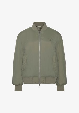 Chaqueta bomber de color verde oliva claro con cremallera frontal, cuello y puños acanalados, bolsillos laterales y pequeño logo "cK" en el pecho.