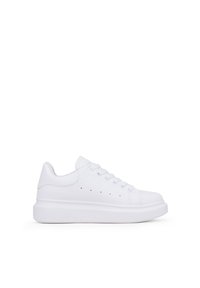Sneakers bianchi con tomaia in pelle liscia, punta rotonda, chiusura con lacci e una suola in schiuma spessa e testurizzata. Presentano piccole perforazioni sui lati.