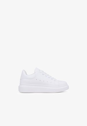 Weiße Sneakers mit einer glatten Lederoberfläche, runder Zehenform, Schnürung vorne und einer klobigen, strukturierten Schaumsohle. Verfügt über kleine Perforationen an den Seiten.