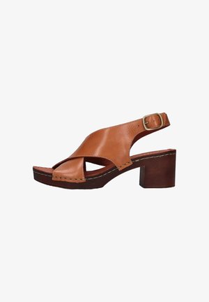 Sandal in pelle aperta davanti di colore marrone chiaro con design incrociato, cinturino slingback, dettaglio con fibbia e tacco spesso e texturizzato. Accenti cuciti visibili.