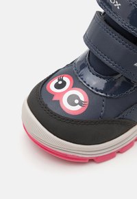 Niebieskie sneakersy z lakierowanej skóry z rzepami, z grafiką sowy na palcach, różowymi akcentami i gumową podeszwą dla lepszej przyczepności.