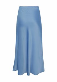 Lys blå satin midi-nederdel med en glat tekstur, flydende design og A-formet silhuet, der har en ensfarvet overflade uden synlige mønstre eller accenter.