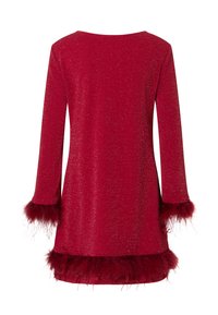 Rotes kurzes Kleid mit glitzernder Textur, langen Ärmeln und Kunstfellakzenten an den Manschetten und dem Saum. Gerader Schnitt mit Rundhalsausschnitt.