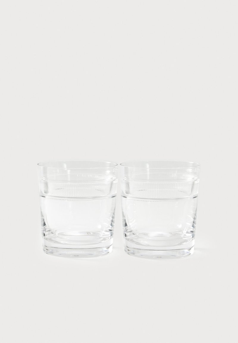 Twee heldere glazen tumblers met rechte zijden en een iets dikke bodem, voorzien van subtiele horizontale lijnpatronen nabij de rand.